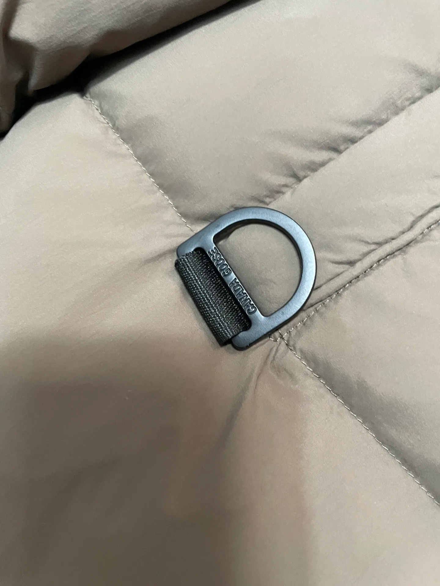 P860 Ouyang Nana second generation Canad goose black label down jacket is a must-have goose black label down jacket in the outerwear industry! The latest designer styles! The goose down jacket has always been a popular element of fashion and is loved by experts from all walks of life! Fashionable hooded cut, high-end customer-supplied fine goose down, high resilience, smooth zipper, strong and firm. Pockets on both sides can store small items, free your hands, and you can go out without worries. It can also meet the need of putting your hands in your pockets👏👏Produced by Big Goose, it can be used as a group uniform by many celebrities. This down jacket uses a double-layer anti-down lining design, which has strong windproof performance and will be very warm in winter! New standard 90% goose down filling, high fluffiness, windproof hooded design. When walking outdoors, pull the collar to the highest position, put your hands in the pockets and it will be very warm. It can be easily controlled by all body types! The interior is equipped with an elastic snow skirt design for better wrapping. The simple and neat style design highlights the masculine temperament. The impeccable style is classic and never goes out of style. It is warm and practical, and it is versatile! You can enter with your eyes closed!    Size: XS-XXL